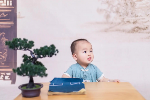 台湾怀孕肚子中间凹两边凸